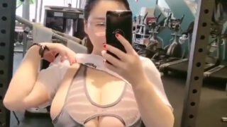 Youyoulama at the gymn with her boobs covered