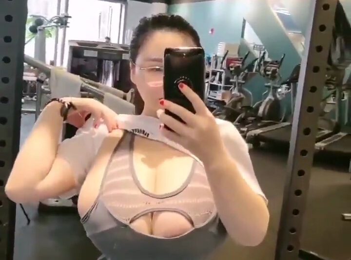 Youyoulama at the gymn with her boobs covered