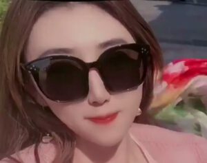 Maomixiner transparent dress and dark glasses